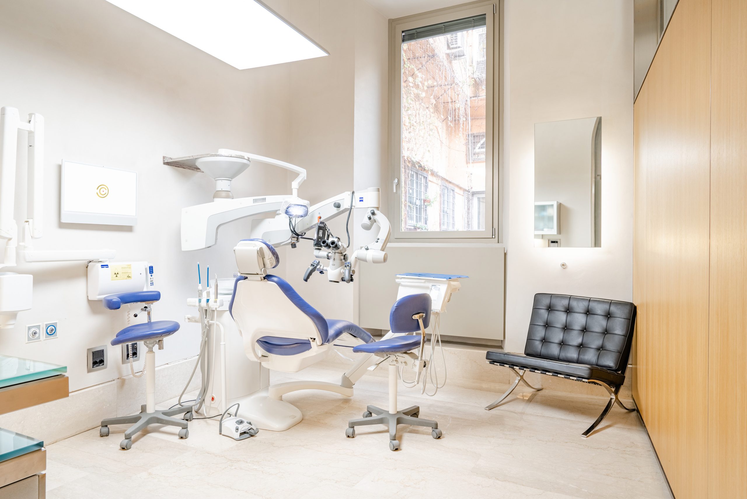 Sala clinica con microscopio Zeiss, Studio Calesini Roma